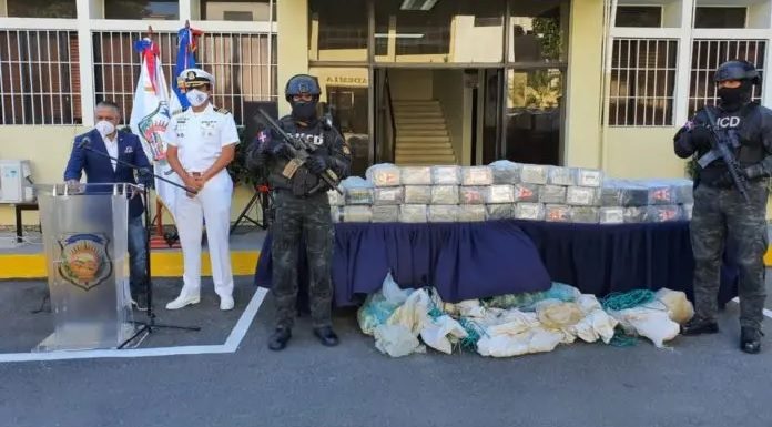 Armada y DNCD interceptan un yate con 350 paquetes de cocaína en costa de Higuey