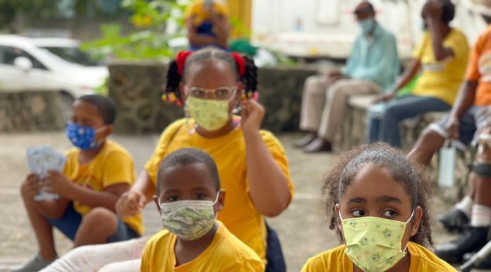 FundoVida Distribuye Mascarillas Entre los Niños y Niñas de Maquiteria