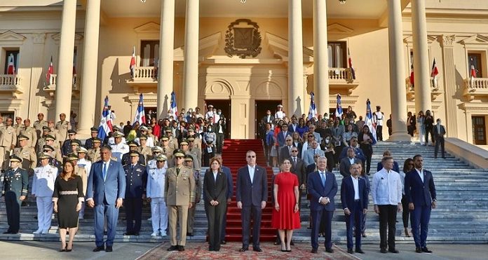 Presidente Luis Abinader rinde honores a la Bandera Nacional