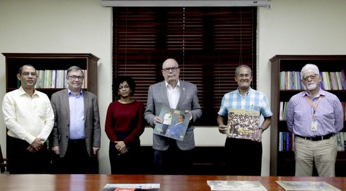 Familiares donan al AGN discoteca de la exministra Martha Brown
