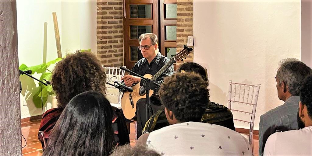 El profesor Rubén González, creador del Festival Guitarreando durante su actuación en Centro Cultural Banreservas.