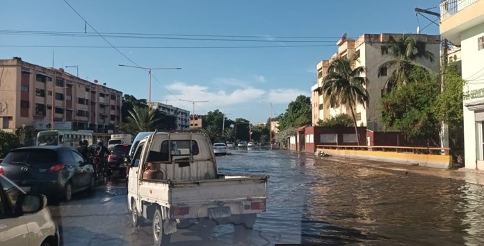 POBRE CAPITAL..!! Charco obstaculiza tránsito en avenida V Centenario