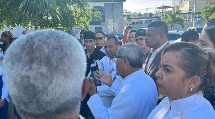 Impiden entrada a Maternidad de Los Mina a una comisión del Colegio Médico Dominicano