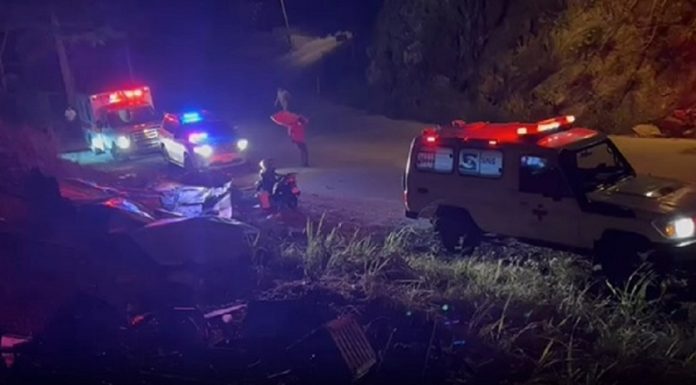 Camión cae por un despeñadero; hay tres muertos