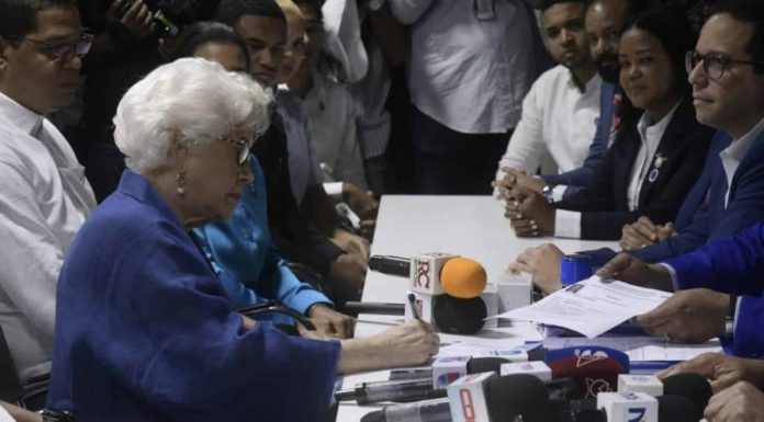 Milagros Ortiz Bosch inscribe la precandidatura presidencial de Luis Abinader en el PRM