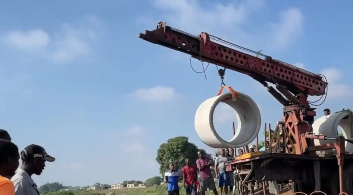 Haitianos colocan hormigón para conectar canal con el río Masacre