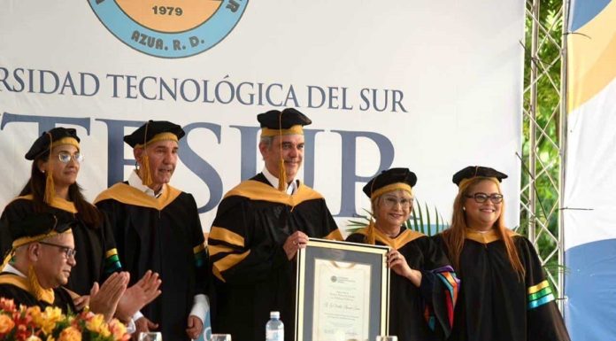 Abinader dice que no es ni de derecha ni de izquierda