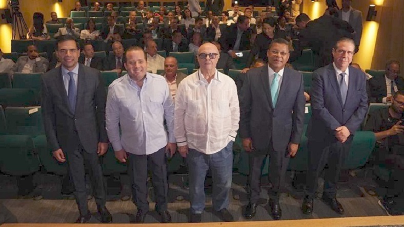 De izquierda a derecha, Roberto Ángel Salcedo, José Ignacio Paliza, Hipólito Mejía, Dany Alcántara y Francisco Javier García. Principaljpeg