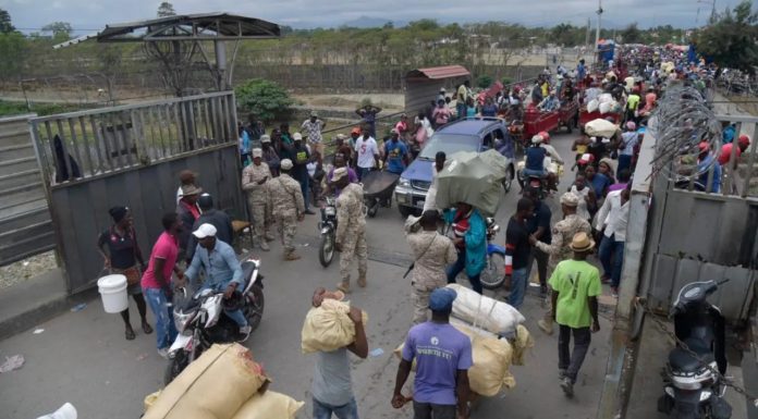 Haitianos reponen el portón, pero se rehúsan a registro biométrico