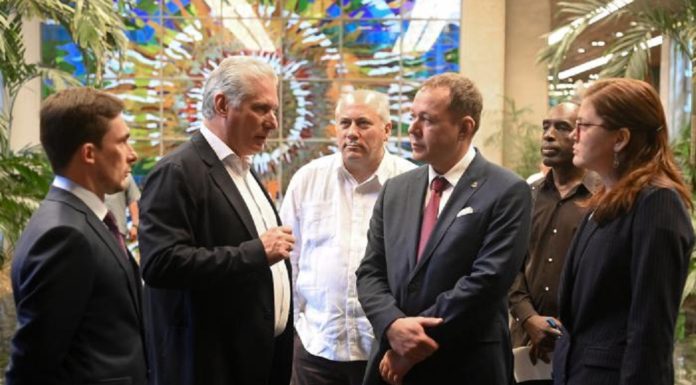 Recibe Díaz-Canel a autores del monumento a Fidel en Moscú