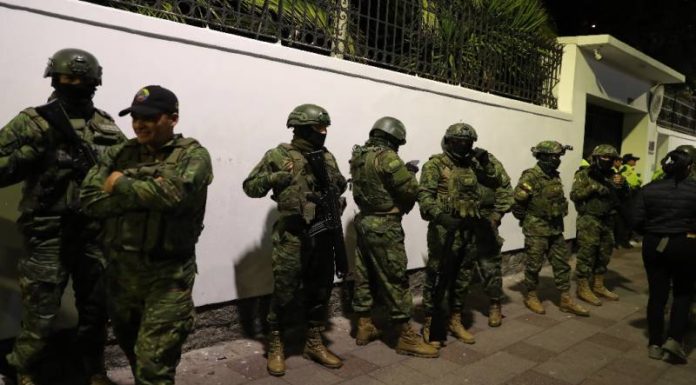 Policía irrumpió en la embajada de México y detuvo a Glas