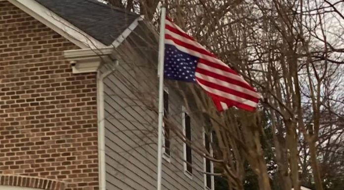 Revelan que una bandera estadounidense invertida, símbolo de partidarios de Trump, estuvo colgada frente a la casa del juez de la Corte Suprema de EE.UU. Samuel Alito en enero de 2021