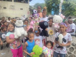 El rostro alegre de estas niñas y niños de FundoVida refleja su satisfacción al recibir los peluches y vasos decorados.