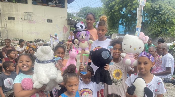 Sobre FundoVida y su compartir sabatino con los niños, niñas y envejecientes de Maquiteria y zonas aledañas El rostro alegre de estas niñas y niños de FundoVida refleja su satisfacción al recibir los peluches y vasos decorados.