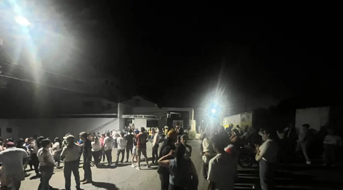 La gente sale a la calle a la espera de los resultados oficiales elecciones en Venezuela