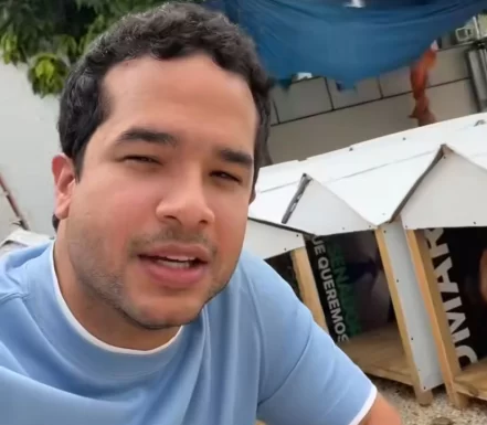 Omar Fernández celebra Día Mundial del Perro donando casitas hechas con afiches reciclados