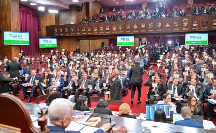 Los miembros de la Asamblea durante el conocimiento de la reforma constitucional.