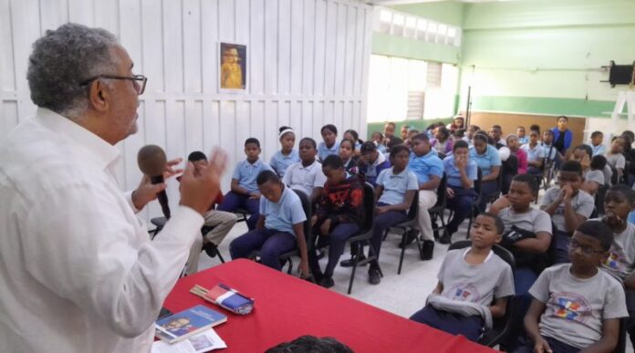 Reynaldo Disla mientras conversaba con los estudiantes de la Escuela Santa Clara, en Maquiteria, Santo Domingo Este, sobre la vida, el pensamiento y el accionar del Patricio Juan Pablo Duarte, en la actividad organizada por FundoVida.