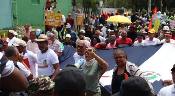 Sectores de izquierda marchan en rechazo a concesiones mineras