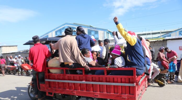 Cientos de haitianos regresan a su país al huir de las medidas migratorias tomadas por RD