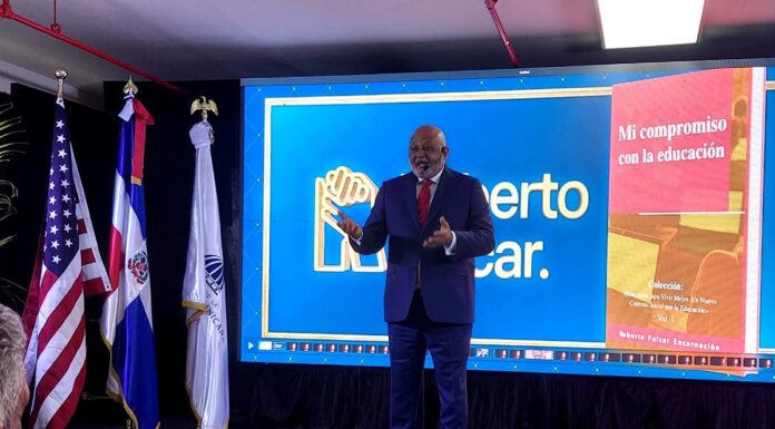 Roberto Fulcar presenta libro Mi Compromiso con la Educación en New York