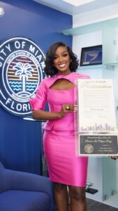 Amara La Negra con su proclamación oficial, que declara el 9 de octubre como su día