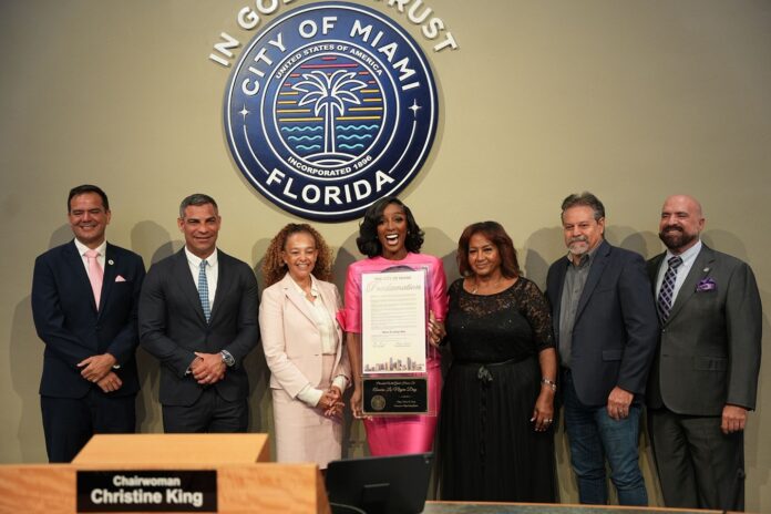 2. Amara La Negra al momento de recibir su proclamación oficial, que declara el 9 de octubre como su día