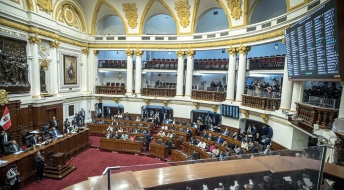 Congreso de Perú destituye a la presidenta Dina Boluarte