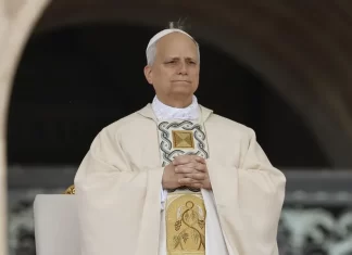 El papa llama al desarme en un libro de sus discursos: «Las armas atómicas no generan paz»