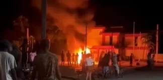 Un grupo de manifestantes asalta sede del Partido Comunista en la ciudad de Morón, Cuba