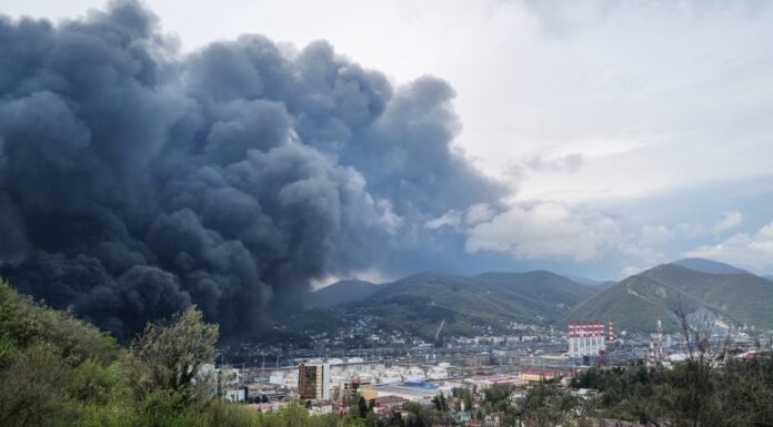 Ucrania ataca refinería Rusia, agudizando aún más la crisis