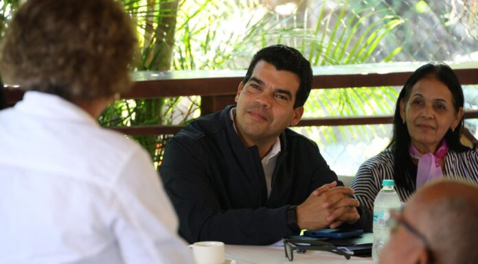 Wellington Arnaud valida con comunitarios servicio eficiente de agua potable