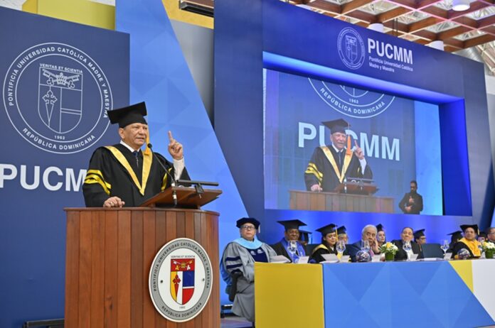 2 Leonardo Aguilera discruso graduación PUCMM