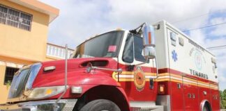 Ambulancia del Cuerpo de Bomberos en Tenares lleva unos seis meses abandonada en un taller mecánica