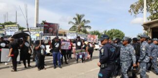 “No queremos más cuentos”: protestan frente a escuela donde Abinader inauguró el año escolar