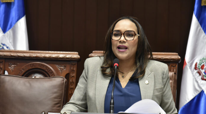 Diputados aprueban reconocimiento para Ramón Orlando, por 50 años en el arte