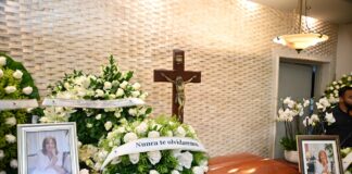 Numerosas personas asisten en Santo Domingo al sepelio Cosette Bonnelly