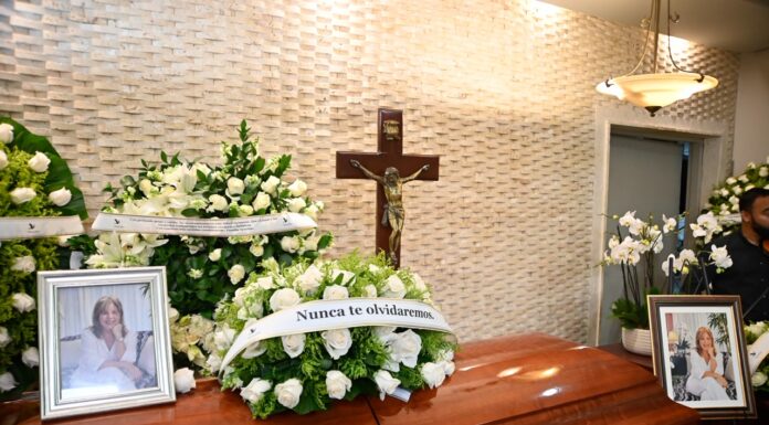 Numerosas personas asisten en Santo Domingo al sepelio Cosette Bonnelly
