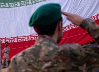 Irán revela haber obtenido la bomba aérea más grande de EU