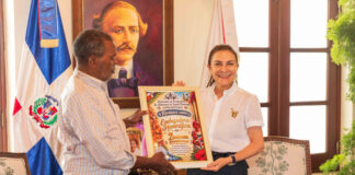 Carolina Mejía fue reconocida como embajadora honorífica del larimar dominicano por la Asociación de Productores de Artesanías de Santo Domingo
