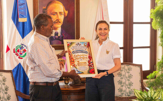 Carolina Mejía fue reconocida como embajadora honorífica del larimar dominicano por la Asociación de Productores de Artesanías de Santo Domingo
